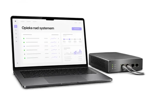 Laptop z monitoringiem usług oraz urządzenie sieciowe